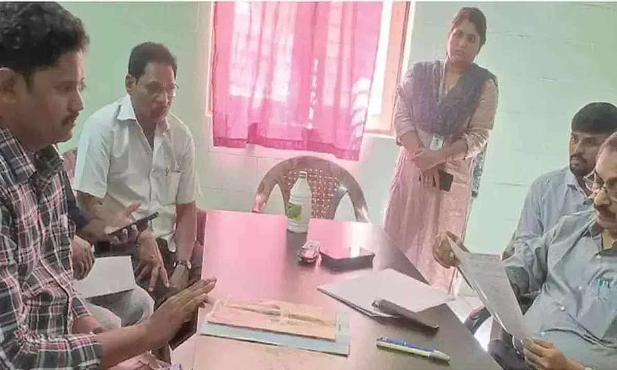 Andhra Pradesh: चिकित्सा अधिकारी के स्थानांतरण का विरोध Andhra Pradesh: चिकित्सा अधिकारी के स्थानांतरण का विरोध