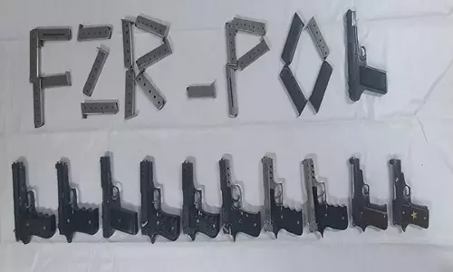 Punjab: फिरोजपुर पुलिस ने हथियारों का बड़ा जखीरा जब्त किया, संदिग्धों की तलाश जारी