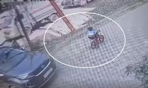 बाप रे! चार साल के मासूम बच्चे के ऊपर से गुजरी कार, फिर...VIDEO वायरल बाप रे! चार साल के मासूम बच्चे के ऊपर से गुजरी कार, फिर...VIDEO वायरल