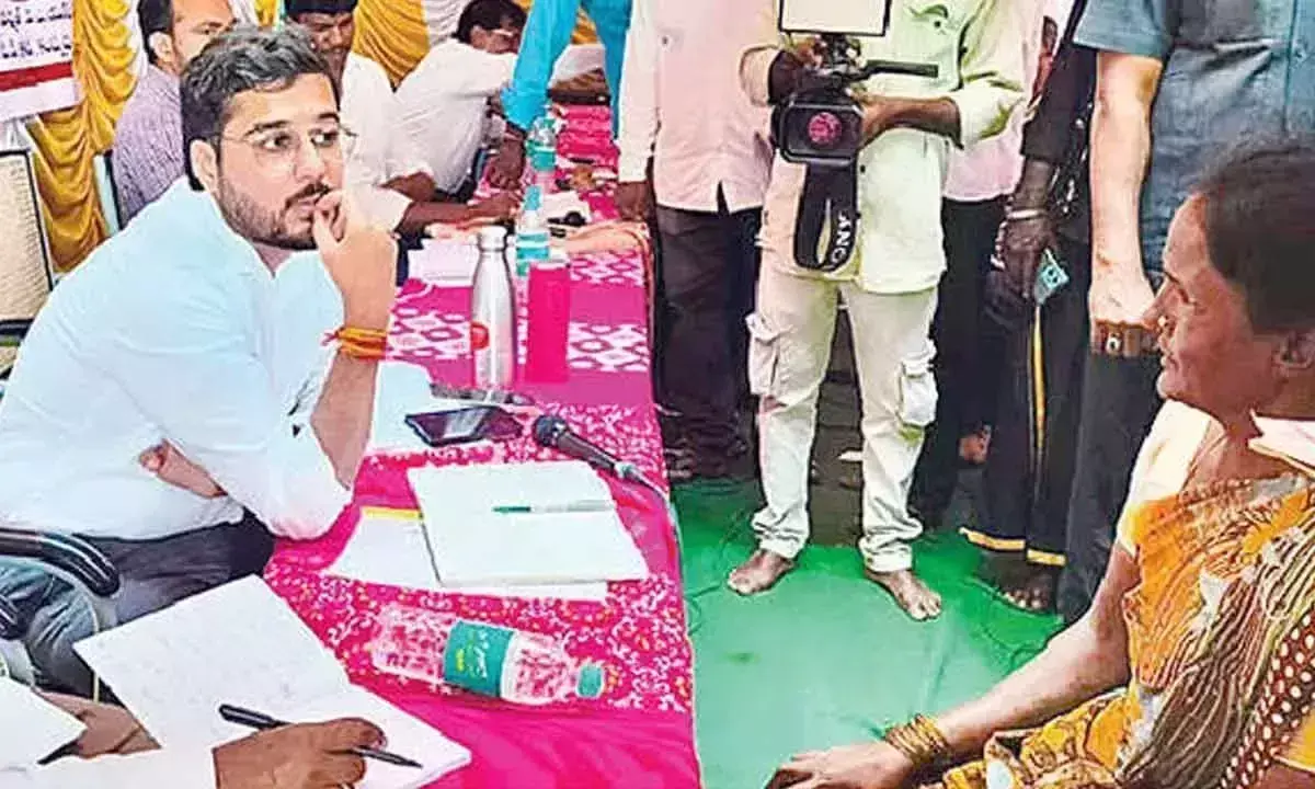 Kuppam प्रशासन ने ग्रामीण लोगों तक सेवाएं पहुंचाने के लिए ‘प्रजा दरबार’ की शुरुआत की Kuppam प्रशासन ने ग्रामीण लोगों तक सेवाएं पहुंचाने के लिए ‘प्रजा दरबार’ की शुरुआत की