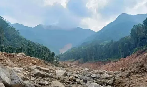 KERALA : भूस्खलन से बचे लोग अपने पूर्व पड़ोसियों और दोस्तों से मिलकर खुश हुए