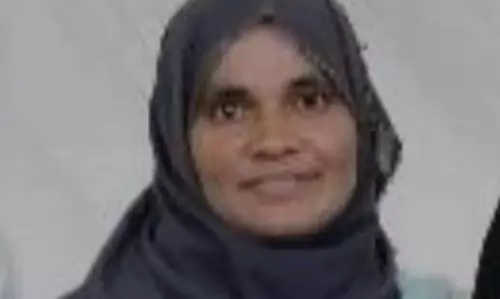 KERALA : नारियल पीसने वाली मशीन में शॉल फंसने से कासरगोड की महिला की मौत KERALA : नारियल पीसने वाली मशीन में शॉल फंसने से कासरगोड की महिला की मौत
