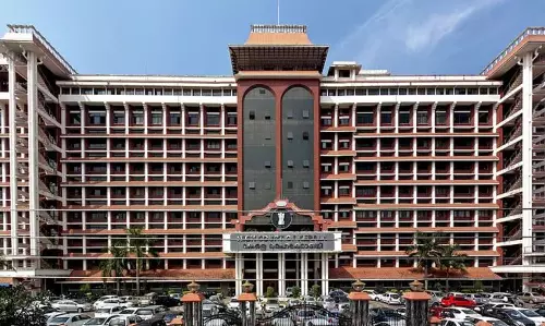 KERALA : कोच्चि नाले में पर्यटक का पैर टूटने पर केरल हाईकोर्ट नाराज KERALA : कोच्चि नाले में पर्यटक का पैर टूटने पर केरल हाईकोर्ट नाराज