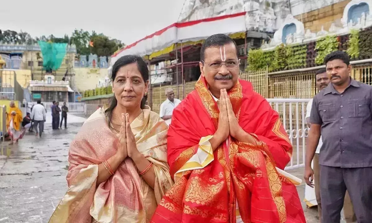 Arvind केजरीवाल ने तिरुमाला का दौरा किया, भगवान वेंकटेश्वर स्वामी की पूजा-अर्चना की Arvind केजरीवाल ने तिरुमाला का दौरा किया, भगवान वेंकटेश्वर स्वामी की पूजा-अर्चना की