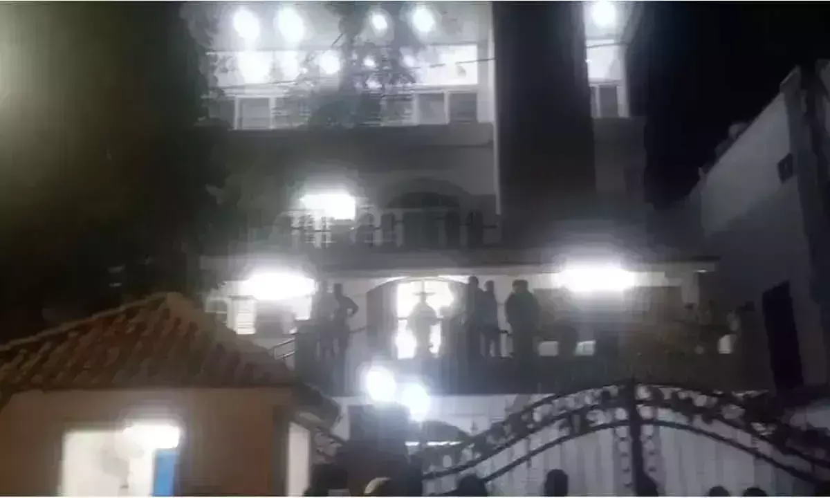 KTR आवास पर पहुंचे आरएस कार्यकर्ता, बीआरएस नेता की गिरफ्तारी की अटकलें KTR आवास पर पहुंचे आरएस कार्यकर्ता, बीआरएस नेता की गिरफ्तारी की अटकलें