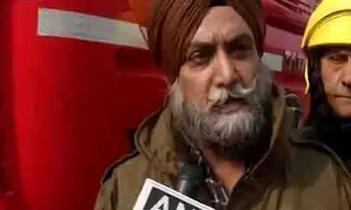 Srinagar के स्कूल में लगी आग पर अधिकारी ने दी जानकारी Srinagar के स्कूल में लगी आग पर अधिकारी ने दी जानकारी