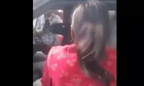 सड़क पर उतारा इश्क का भूत...सरपंच पति को पत्नी ने गर्लफ्रेंड के साथ दबोचा, सामने खड़ा देखकर लगा झटका सड़क पर उतारा इश्क का भूत...सरपंच पति को पत्नी ने गर्लफ्रेंड के साथ दबोचा, सामने खड़ा देखकर लगा झटका