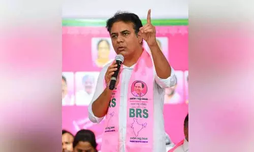 Telangana भवन में बड़ी संख्या में BRS नेता और समर्थक जुटे