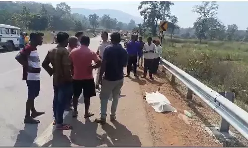 डिवाइडर से बाइक टकराने से युवक की मौत
