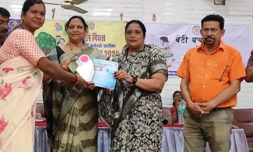 सम्मान दिवस में उत्कृष्ट कार्य के लिए आंगनबाड़ी कार्यकर्ताएं व सहायिकाएं सम्मानित