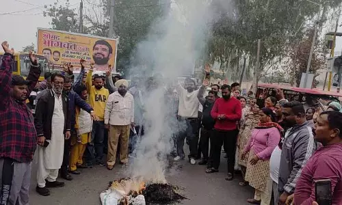 नौकरी न मिलने को लेकर MC आउटसोर्सिंग कर्मचारियों ने पंजाब सरकार का पुतला फूंका