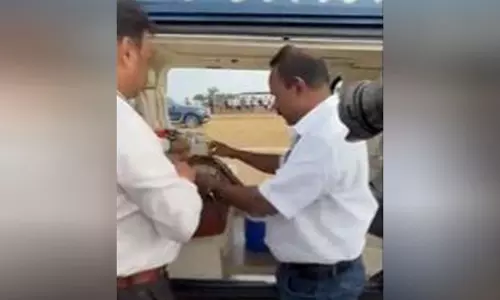 EC ने महाराष्ट्र में कांग्रेस प्रमुख खड़गे, उद्धव ठाकरे, नाना पटोले के बैग की जाँच की