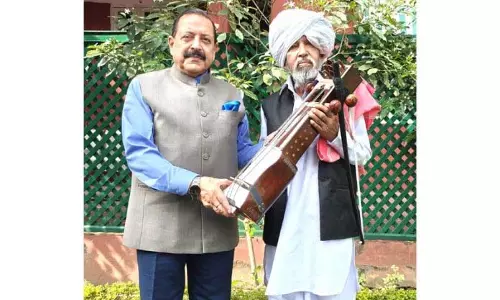 Jammu: डॉ. जितेंद्र ने मन की बात फेम उधमपुर के कलाकार को सारंगी भेंट की