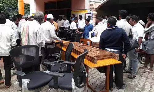 Karnataka: मुआवजा विवाद में कोर्ट ने सरकारी संपत्ति जब्त करने का आदेश दिया Karnataka: मुआवजा विवाद में कोर्ट ने सरकारी संपत्ति जब्त करने का आदेश दिया