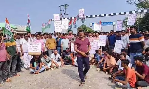 ट्रक चालकों ने बैराज राइड के अधिकार के लिए Gajoldoba रोड को अवरुद्ध कर दिया