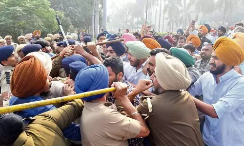 Police ने छात्रों के खिलाफ बल प्रयोग किया Police ने छात्रों के खिलाफ बल प्रयोग किया