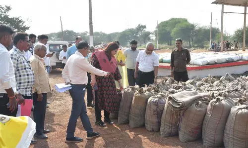 अपर मुख्य सचिव ऋचा शर्मा ने धान खरीदी केंन्द्रों का किया निरीक्षण