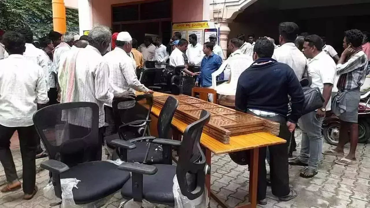 मुआवजा विवाद में अदालत ने Government संपत्ति जब्त करने का आदेश दिया मुआवजा विवाद में अदालत ने Government संपत्ति जब्त करने का आदेश दिया