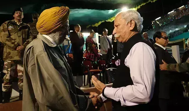 Governor ने 1962 के युद्ध के दिग्गजों और युद्ध नायकों के परिजनों से बातचीत की Governor ने 1962 के युद्ध के दिग्गजों और युद्ध नायकों के परिजनों से बातचीत की