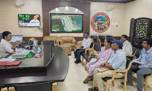 Bundi: आय के स्रोत विकसित करने को लेकर जिला कलेक्टर ने ली बैठक Bundi: आय के स्रोत विकसित करने को लेकर जिला कलेक्टर ने ली बैठक