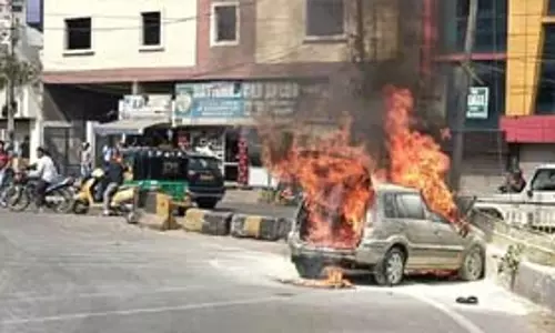Narsingi के पास कार में लगी आग से परिवार बाल-बाल बचा