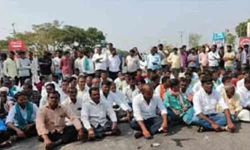 Nirmal में धान खरीद में देरी के विरोध में किसानों ने किया चक्का जाम Nirmal में धान खरीद में देरी के विरोध में किसानों ने किया चक्का जाम