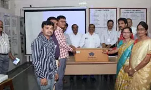 Kothagudem: शिक्षकों को 300 विज्ञान, गणित प्रयोग किट वितरित किए गए