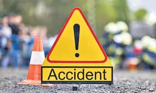 Bhupalpally में ट्रकों की टक्कर, तीन घोड़ों के केबिन में फंसे ड्राइवर Bhupalpally में ट्रकों की टक्कर, तीन घोड़ों के केबिन में फंसे ड्राइवर