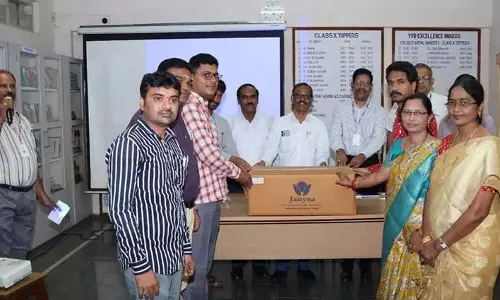 Kothagudem के शिक्षकों को 300 विज्ञान, गणित प्रयोग किट वितरित किए गए Kothagudem के शिक्षकों को 300 विज्ञान, गणित प्रयोग किट वितरित किए गए