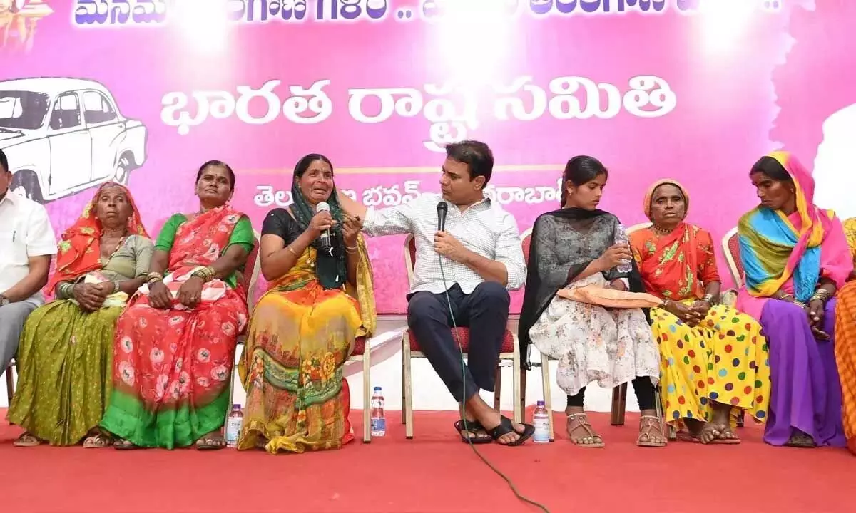 लागाचार्ला की आदिवासी महिलाओं ने KTR से समर्थन मांगा