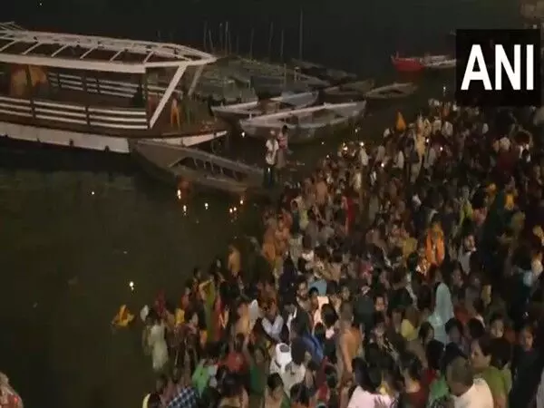 Kartik Purnima पर गंगा नदी में पवित्र स्नान करने के लिए वाराणसी में श्रद्धालुओं की भीड़ उमड़ी