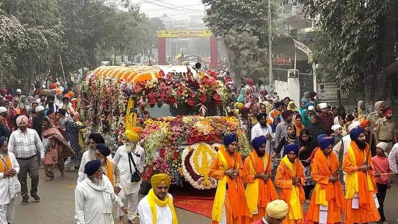 Guru Nanak Dev का प्रकाश पर्व मनाने के लिए तीर्थयात्री पाकिस्तान रवाना