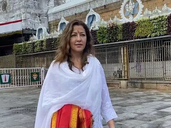 Actress Aditi Govitrikar ने तिरुमाला मंदिर में पूजा-अर्चना की