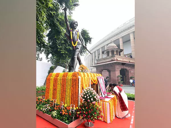 राष्ट्रपति मुर्मू ने संसद परिसर में Birsa Munda को पुष्पांजलि अर्पित की