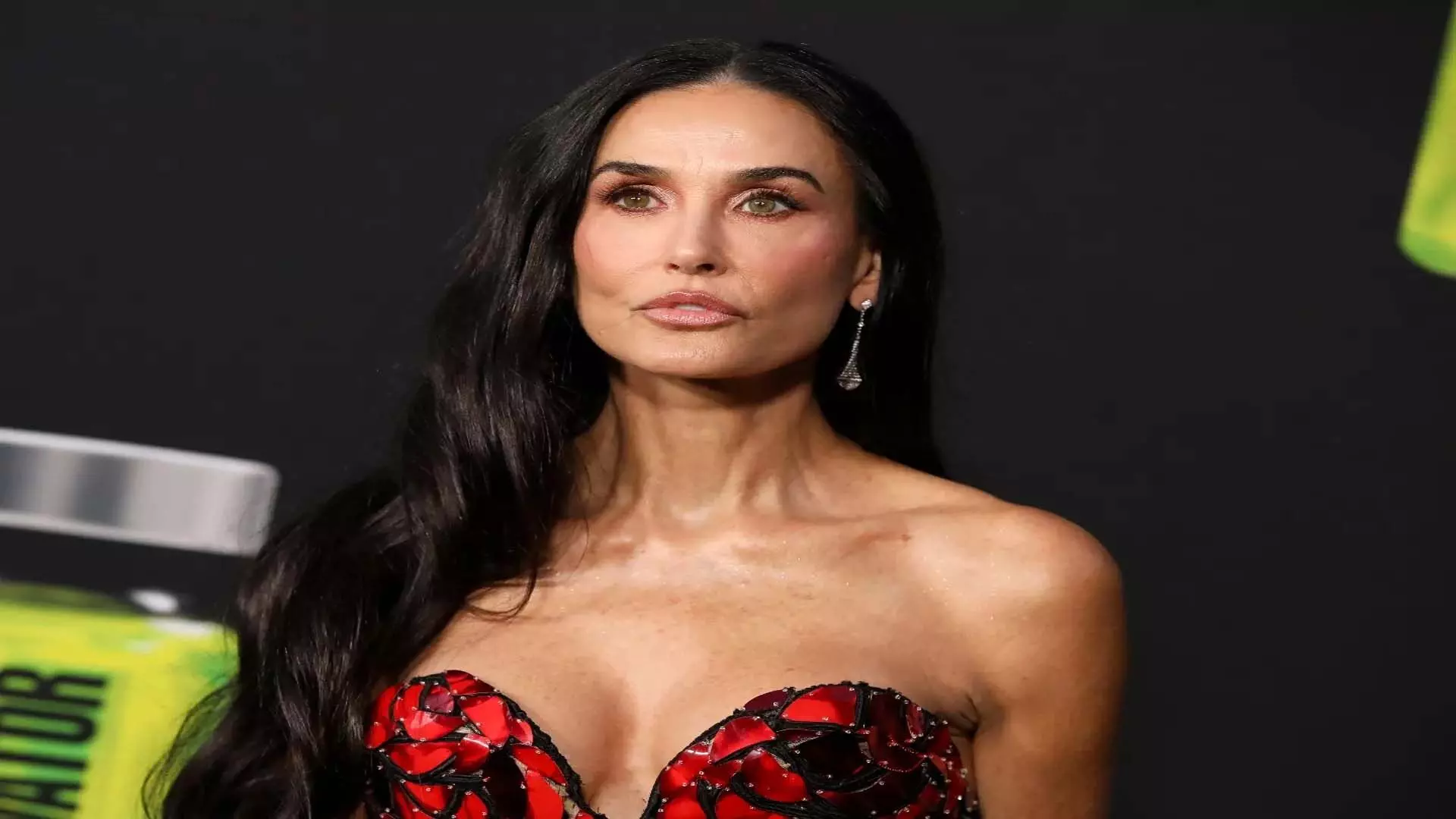 Demi Moore ने 40 की उम्र में सौंदर्य मानकों को चुनौती देने की बात याद की