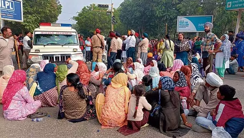 चाकू घोंपने वाले के परिजनों ने Airport Road को 10 घंटे तक जाम रखा