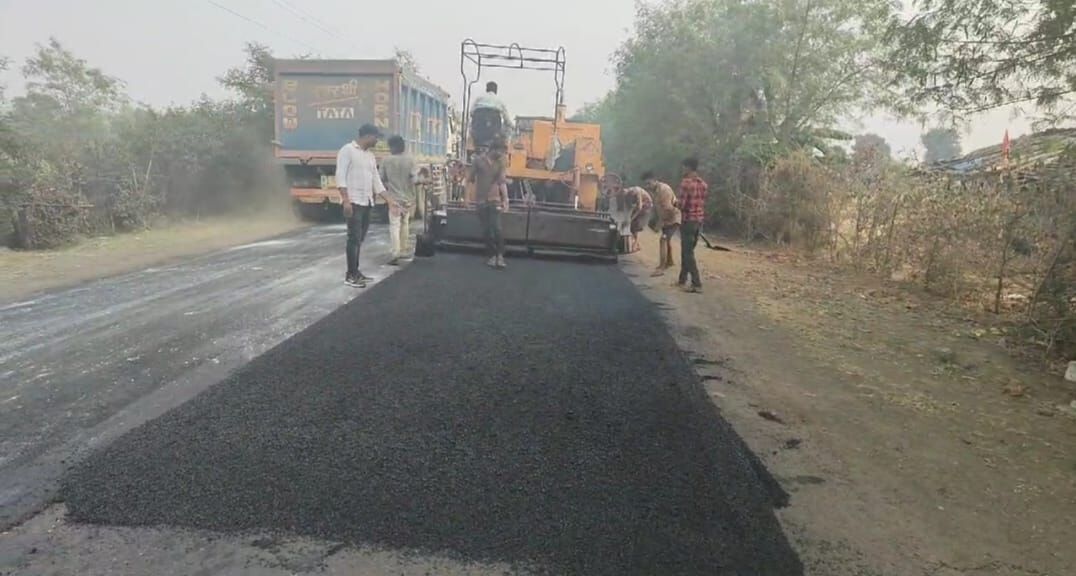 2 करोड़ की लागत से क्षतिग्रस्त सड़क की मरम्मत कर भरा जा रहा है State Highway 44 के गड्ढों के जख्म को