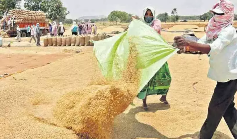 Karimnagar: धान की बोरियों के क्षतिग्रस्त होने से किसान निराश