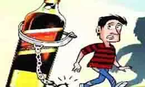 Punjab News: शराब चुराकर भागे बाइक सवार, लोगों ने पकड़कर किया ये हाल