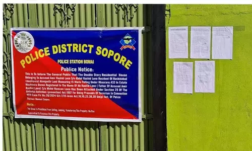 J&K: पुलिस ने आतंकी सहयोगी के घर की कुर्की की