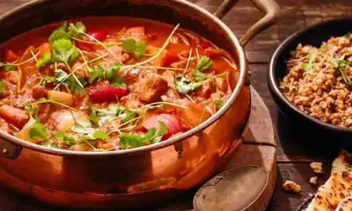Madras Chicken Curry: इस रेसिपी से घर पर बनाएं मद्रास चिकन करी
