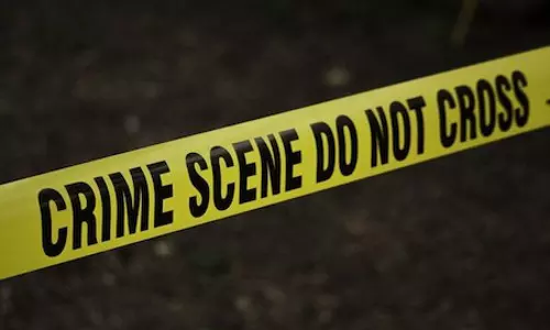 4 लोगों ने बाप-बेटे को घेरकर चाकुओं से मारा, घर के बाहर बाइक लागने पर विवाद, फैली सनसनी