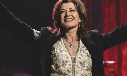 Amy Grant ने गंभीर स्वास्थ्य समस्याओं का सामना करने को याद की Amy Grant ने गंभीर स्वास्थ्य समस्याओं का सामना करने को याद की