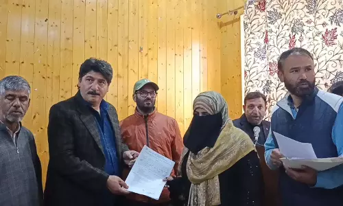 MLA Hilal Lone ने हाजिन में एएवाईए को नियुक्ति आदेश सौंपे MLA Hilal Lone ने हाजिन में एएवाईए को नियुक्ति आदेश सौंपे