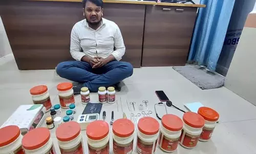 आठवीं कक्षा की पढ़ाई बीच में छोड़कर डॉक्टर बन Berhampur क्लिनिक में करता है सर्जरी
