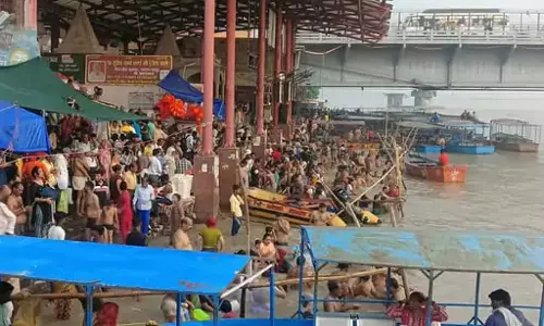 कार्तिक पूर्णिमा के मौके पर लोगों ने लगाई गंगा में आस्था की डुबकी