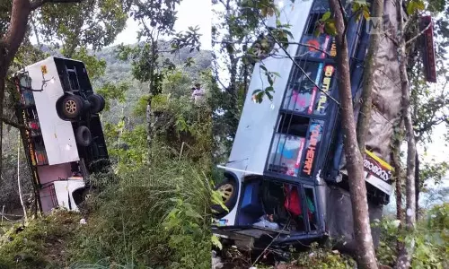 Kannur: नाटक मंडली को ले जा रही बस पलटने से 2 की मौत, 12 घायल