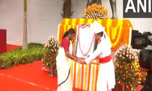 राष्ट्रपति द्रौपदी मुर्मू और उपराष्ट्रपति जगदीप धनखड़ ने Birsa Munda को श्रद्धांजलि दी