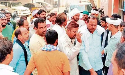 Haryana :  अनाज मंडी के मजदूरों ने किया विरोध प्रदर्शन, सभी बाजार गतिविधियों के लिए
