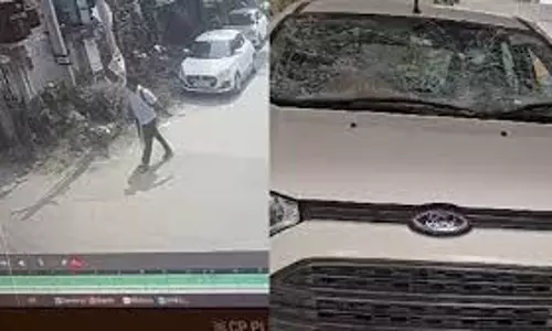 Telangana : एक व्यक्ति ने लड़की के पिता पर गोली चलाई Telangana : एक व्यक्ति ने लड़की के पिता पर गोली चलाई